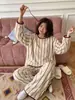 Pijama de forro polar de coral a rayas de bloques de color estilo coreano para mujer, nueva colección otoño/invierno, con un diseño relajado y cómodo, engrosado para abrigar y cuello redondo, perfecto como conjunto de ropa de estar en casa