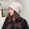 Gorro de Tricô Grande e Solto com Toque de Luxo e Pequeno Logo Metálico para Mulheres no Outono e Inverno
