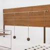Estante de ropa de acero inoxidable montado en la pared para tienda de ropa, estante vintage color veta de madera de nogal, exhibidor de piso para ropa de mujer
