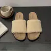 Elegantes chinelos femininos de calçar para outono e inverno de 2026, chinelos peludos de sola grossa para uso externo, chinelos casuais versáteis retrô de bico aberto