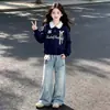 Conjunto de Dos Piezas para Niñas Estilo Coreano Dulce con Encaje, Cuello Polo, Sudadera con Capucha, Dibujo Animado Lindo, Jeans