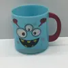 Los fabricantes suministran vasos de plástico para niños, tazas con diseño de Bob Esponja, vasos de agua para niños