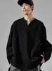 Sudadera con capucha de camiseta de manga larga con cuello en V pequeño y textura otoñal retro americana para hombre, capa base simple y holgada de color liso