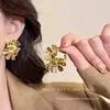 Brincos metálicos simples e versáteis estilo coreano com um toque elegante e sofisticado, populares para o dia a dia, ear cuffs de círculo geométrico e acessórios de orelha