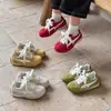 Zapatillas de entrenamiento casuales estilo coreano para niños, zapatillas Forrest Gump, nuevo modelo primavera y otoño 2026, zapatillas rojas con velcro para niños y niñas