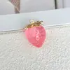 Colgante de coche de gelatina transparente degradada con fresa, amuleto de aleación, acrílico, cadena para teléfono DIY, llavero, accesorio para bolso