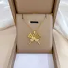 [Acero de titanio] Collar de diamantes llenos de temperamento de lujo con luz de mariposa hueca para mujer, cadena de clavícula de red roja que combina con todo, cadena de acero de titanio