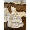 Pijama de seda helada de lunares con encaje estilo francés con copas en el pecho para mujer, conjunto de ropa de casa de verano dulce con shorts de manga corta