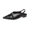 Sapatos femininos de couro macio na cor dourada, novo estilo verão e outono 2026, sandálias versáteis confortáveis de salto baixo bico fino de alta qualidade, estilo retrô