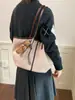 Bolsa tote grande plissada retrô de outono e inverno para mulheres, nova bolsa tote versátil para o dia a dia 2026, bolsa de ombro em camurça fosca, bolsa de axila