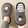Chinelos de Algodão Domésticos para Mulheres no Inverno, Par de Chinelos de Pelúcia Quentes e Fofos de Pinguim de Desenho Animado para Homens