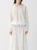 Estilo de Moda Relajado con Textura Ligeramente Arrugada, Dobladillo que Ceñe la Cintura, Cuello Irregular de Encaje Retro, Camisa Blanca para Mujer 34231