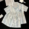 Pijama unisex casual para casa, nuevo, con estampado de rayas verticales azul y blanco, cuello camisero, cárdigan de manga corta y shorts.