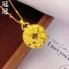 Novo Pingente Estilo Chinês Nacional Flor de Ameixa Dourada Picada em Gelo para Mulheres, Pingente de Corrente Redondo de Alto Padrão para Suéter com Alta Retenção de Cor