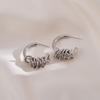 Venta caliente transfronteriza, pendientes sencillos en forma de C, de moda europea y americana, de metal, elegantes, ligeros, de lujo, estilo frío, pendientes de textura de alta calidad.