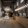 Lámpara de banco larga de diseño posmoderno para cafeterías y bistrós, creando una atmósfera única y creativa para las mesas de comedor de restaurantes
