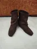 Coleção nova de 2026: botas femininas de bico quadrado, com pregas no tornozelo e um salto interno de 5cm, projetadas para fazer as pernas parecerem mais finas e altas no outono e inverno, apresentando material em camurça e um estilo de bota curto e bloco