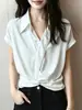 Camisa branca estilosa de manga curta torcida para mulheres, nova tendência de verão 2026, top de gola slim fit de nicho, estilo jovem