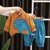 Conjunto de Outono Tendência para Meninos, Conjunto Casual Estiloso, Nova Camisa de Dinossauro com Mangas Longas para Primavera e Outono, Conjunto Fresco de Duas Peças para Crianças