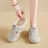 Nueva colección de verano: zapatillas blancas para mujer, diseño de malla transpirable, adecuadas para estudiantes, estilo casual, que realzan la altura, modernas, 2026