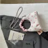 Venta al por mayor transfronteriza de bolsos plisados de lunares nuevos y elegantes, bolsos cruzados con cadena exquisitos para salir, bolsos tipo dumpling modernos para el trabajo