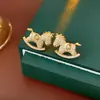 Pendientes de Poni Huecos con Incrustaciones de Diamantes Ultra Brillantes de Aguja Plateada, Lujo Ligero, Gama Alta, Pendientes de Botón Exquisitos con un Diseño Único, Pendientes Versátiles de Nicho
