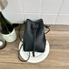 Bolso pequeño de diseño único para mujer, nuevo y moderno bolso cubo tejido a mano de alta gama 2026, bolso cruzado versátil de Instagram