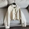 2026 Nueva Chaqueta Corta con Capucha de Estilo Universitario Holgada Casual Botón de Cuerno Venta al por Mayor B2Ad88902