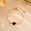 Pulsera de Acero de Titanio Seis Perlas Trébol de Cuatro Hojas, Versátil y de Moda, Diseño de Nicho, Nueva Joyería para el Viaje Diario
