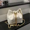 Mini Bolsa de Cordão Estampada de Bolinhas para Mulheres 2026 Novo Modelo Corrente de Metal Transversal Pequena Bolsa Fashionável Bolsa para Celular