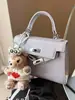 Estilo Coreano 2025 Verão Nova Bolsa de Ombro Feminina Design Distintivo Bolsa de Axila Moda Nicho Feminina Portátil Pequena Quadrada