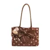 Bolso tote de ante con lunares y lazo de estilo coreano de moda para mujer, nuevo y moderno 2026, versátil, de gran capacidad, para llevar bajo el brazo