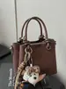 Bolso Cubo Portátil Retro de Nicho Transfronterizo para Mujer Nuevo Otoño e Invierno 2025 Bolso de Hombro Único Cruzado Bolso de Hombro Cruzado Informal de Moda para Viajar