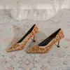 Sapatos de Salto Alto Apontados Marrons Femininos Salto Agulha Estampa de Leopardo de Alto Padrão Boca Rasa Sexy Estilo Irmã Real Estilo Francês Sapatos Nova Coleção Primavera