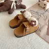 Meias-pantufas infantis para meninas para usar ao ar livre, primavera e outono de 2025, sapatos fofos e confortáveis com desenho estilo Birkenstock, novo modelo com biqueira fechada