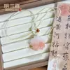 Jade de Seda Dorada Natural de Xinjiang Colgante Flor de Durazno Flor de Ciruelo Rellena Flor de Jade Floreciendo Colgante Rico Hombres y Mujeres Flor de Cinco Pétalos Colgante de Jade