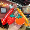 Popular accesorio de llavero de fruta de cuero sintético con diseño único, lindo dije de fresa y aguacate para bolso