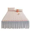 Un juego de tres piezas de colchas de encaje de terciopelo de leche frescas y delicadas, que incluye una falda de cama blanca engrosada para el invierno, una cubierta de cama de cobertura total y un protector de colchón