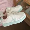 2025 Primavera e Outono Novo Estilo Respirável Versátil Sapatos Brancos para Mulheres Ins Trendy Estudante Solado Grosso Casual Esportivo Tênis de Treino Moral