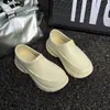 Nuevas zapatillas de exterior para hombre de otoño, de suela blanda, ligeras, antideslizantes, resistentes al olor, zapatos de chef, de suela gruesa, que aumentan la altura, sandalias versátiles para ir al trabajo