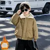 Jaqueta Infantil Forrada com Fleece 2026 Outono/Inverno Novo Estilo Meninos Estilo Coreano Bonito Estilo Hong Kong Jaqueta de Algodão Bebê Criança Pequena Roupas de Algodão Espessadas