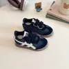 Zapatos de lona estilo coreano para niños, entrenamiento alemán 2025, nuevos para niños y niñas, primavera y otoño, casual, suela suave, superficie de cuero, zapatillas deportivas para bebé