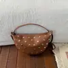 Nova bolsa de ombro minimalista de grande capacidade transfronteiriça, bolsa de bolinho com tachas de design exclusivo, bolsa transversal versátil retrô da moda