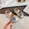 Sapatos de couro estilosos de cor sólida para meninas, nova coleção primavera/outono 2026, com um design xadrez fofo e um laço, perfeitos para os pequenos