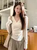 Camiseta feminina de gola V cruzada com mangas compridas, estilo coreano "garota spicy", na cor damasco, slim fit para outono, peça base versátil e elegante