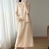 Novo Conjunto de Duas Peças Feminino Outono/Inverno 2026 em Lã 100%, Cardigan de Tricô com Lapela, Manga Longa, Renda Vazada, Saia Longa