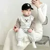 Roupa de outono para um bebê menino: Conjunto de três peças de colete de urso bordado, roupas de bebê estilo coreano, conjunto listrado para primavera e outono