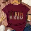 Camiseta casual de manga corta para mujer - "Sé siempre amable", estampado de leopardo, verde vibrante, elasticidad media, cuello redondo