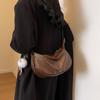 Bolso de diseño nicho para mujer de gran capacidad 2023 nuevo otoño e invierno versátil retro bandolera mensajero bolso dumpling texturizado