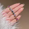 Pulseira com Fivela de Flor de Quatro Pétalas Geométrica de Zircônia Colorida Pulseira de Luxo Leve com Sensação de Alto Padrão Joia de Mão Ins de Nicho Coreano para Mulheres